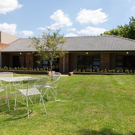 Opstal Gastehuis Potchefstroom Exteriör bild