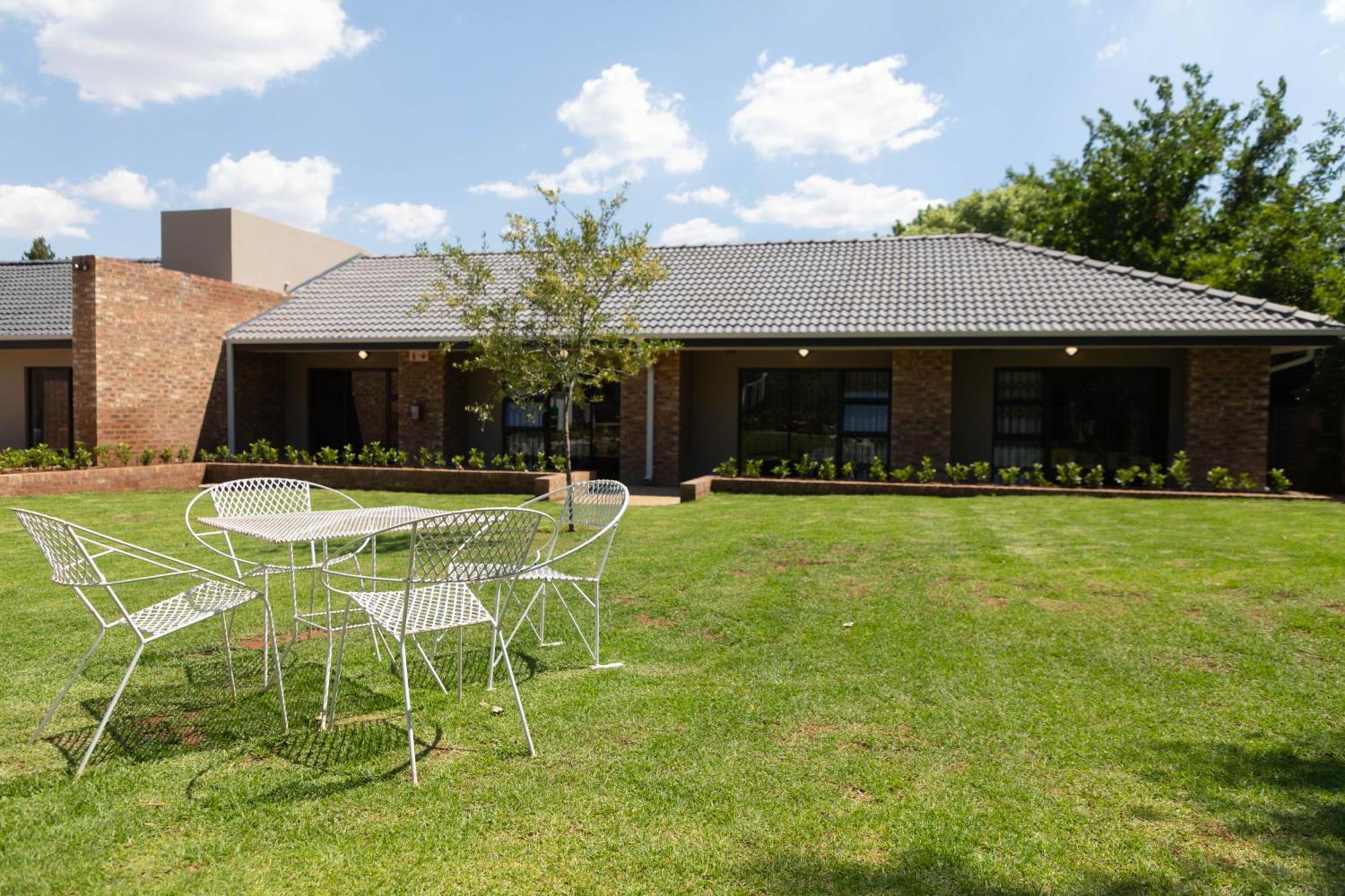 Opstal Gastehuis Potchefstroom Exteriör bild